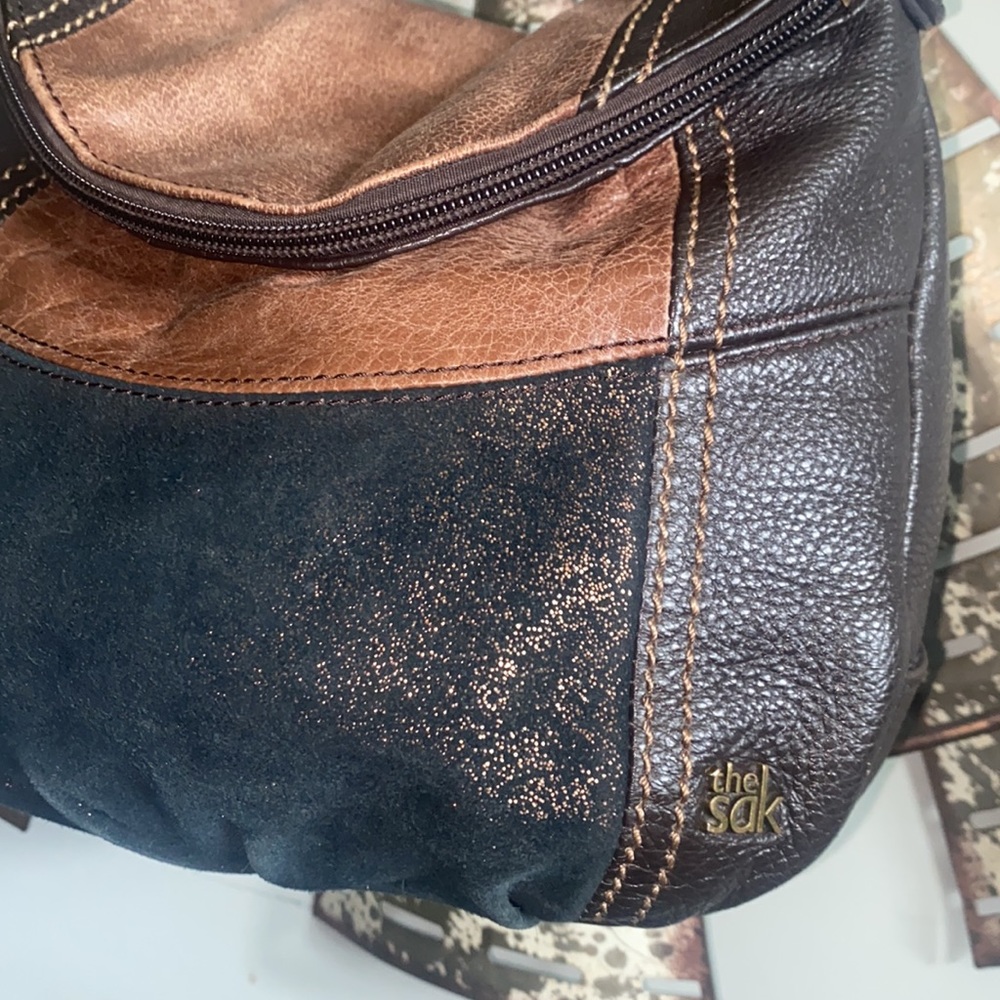 Women's Two-Tone Brown Leather Crossbody Bag - Picture 4 of 8